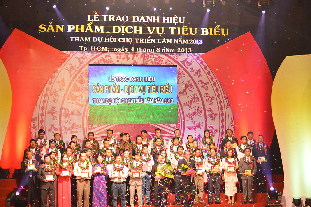Lễ trao giải danh hiệu sản phẩm dịch vụ tiêu biểu tham dự hội chợ triển lãm năm 2013